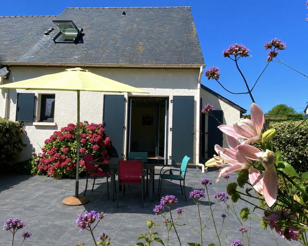 Maison www.auvergne-bretagne.com fleur ciel bleu location vacances