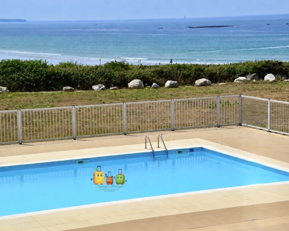 Piscine bleu vue sur la mer www.auvergne-bretagne.com guidel le Cyrano