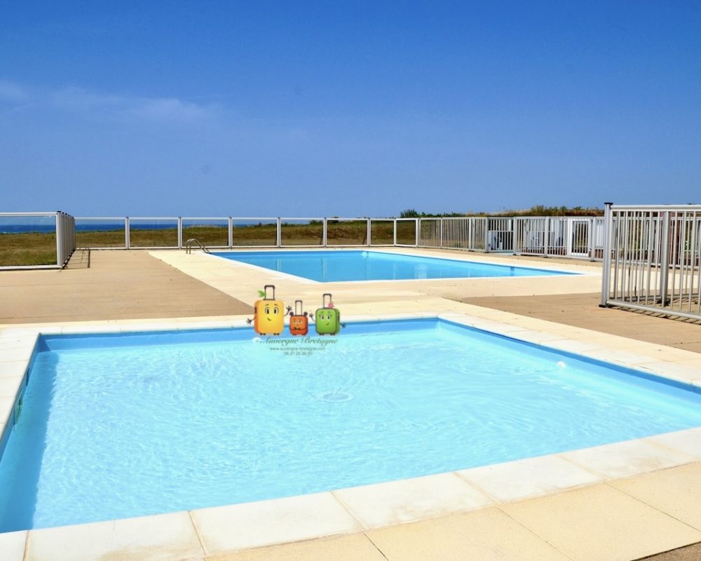 Piscine bleu vue sur la mer www.auvergne-bretagne.com guidel le Cyrano pataugeroire