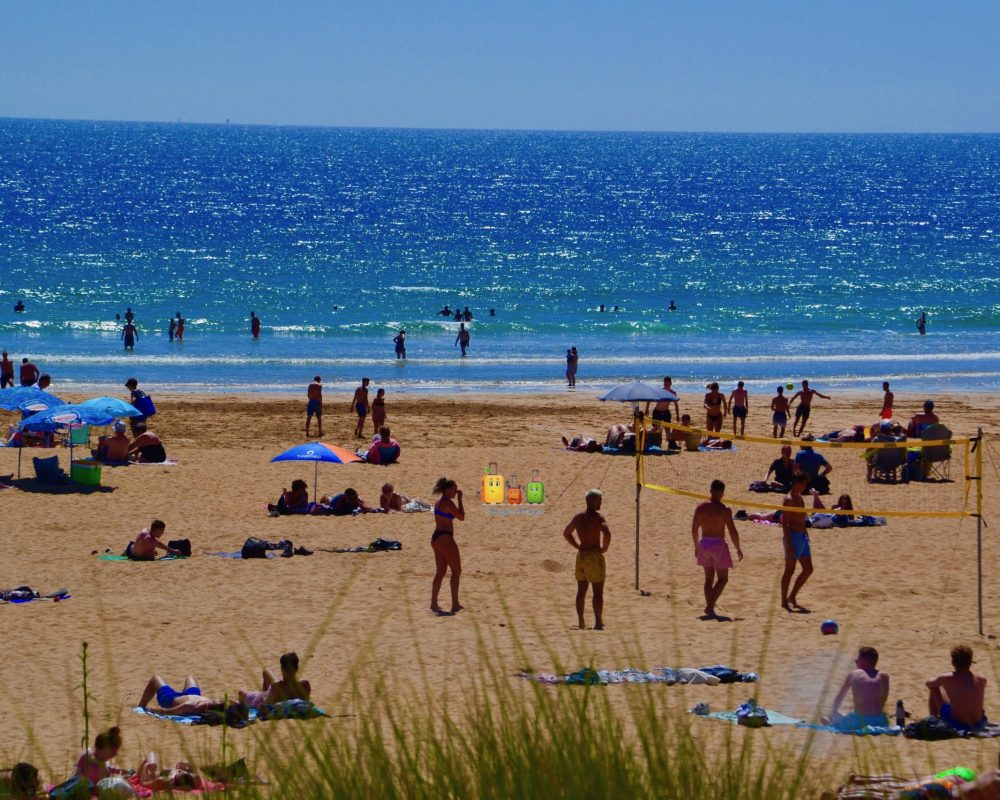 grande plage jouet de plage enfant gite maison en bord de mer le gauguin le cyrano guidel auvergne-bretagne