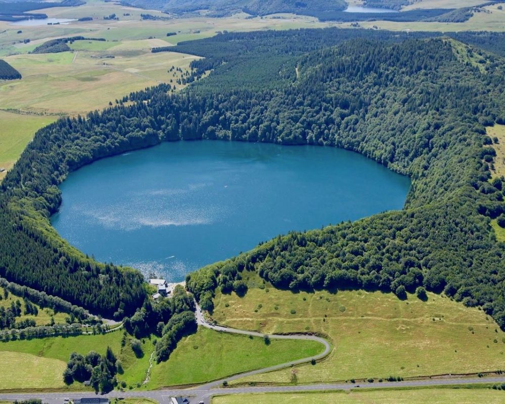 lac-pavin-besse-un-des-plus-beaux-lacs-auvergne